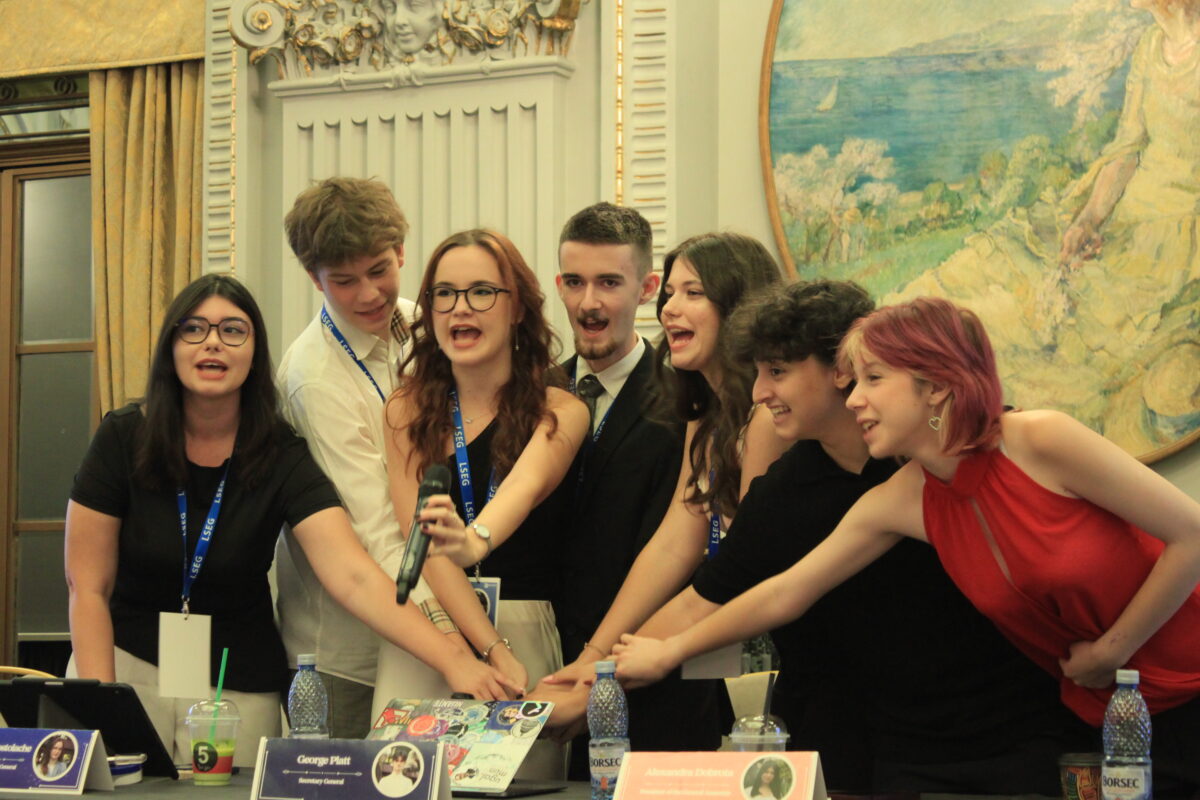 Un licean român aduce dezbaterile ONU la București: Conferință internațională deschisă tuturor tinerilor - indiferent de abilități