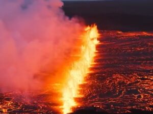 Erupție vulcanică în Islanda. Fisură de un kilometru deschisă în scoarță