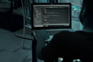 Avertisment DNSC: Imaginea Ministerului Finanțelor, folosită într-o fraudă cu investiții