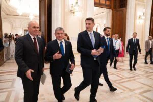 Vicepremierii Guvernului Bolojan, motiv de controversă în Parlament