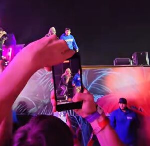 Scene șocante la „Beach, Please!”. Copil rănit după ce a fost pus să sară de pe scenă