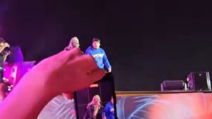 Fals viral după Beach Please. Ce s-a întâmplat cu băiatul care a sărit de pe scenă, de fapt