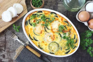O simfonie de legume și brânză: rețeta care transformă dovleceii în vedete