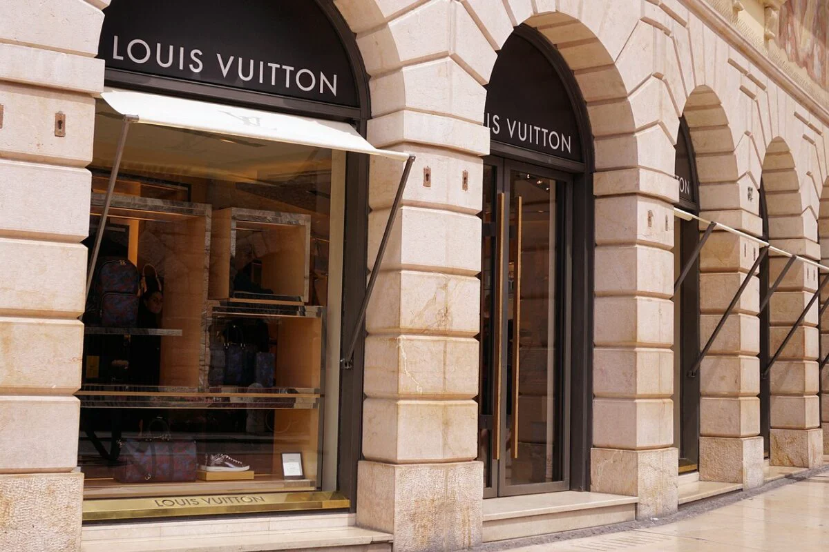Jaf de peste un milion de euro în Paris. Sute de poșete de lux, furate dintr-un magazin second hand
