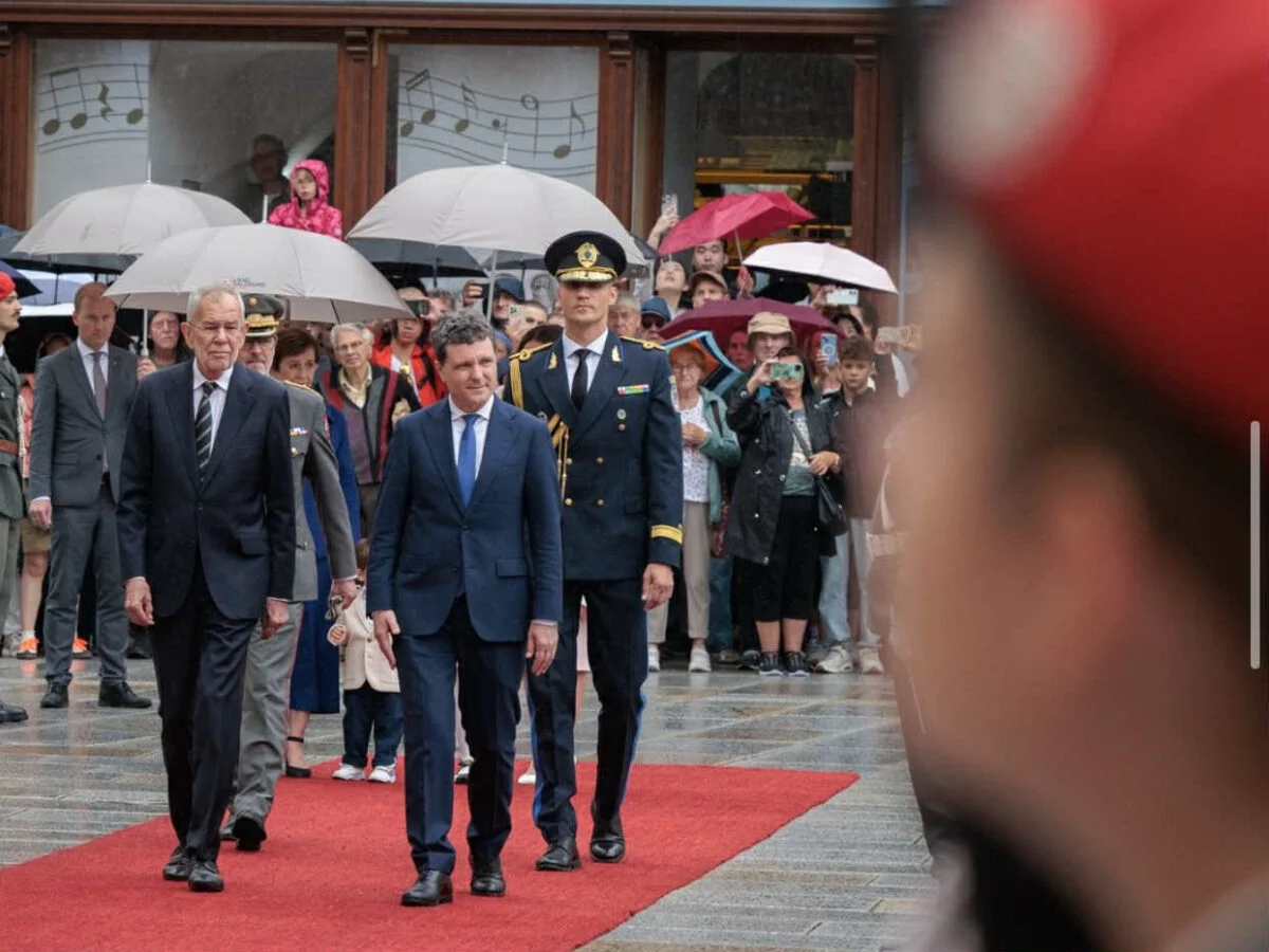 Nicușor Dan, invitat de onoare la un eveniment monden. Zeci de români l-au întâmpinat la deschidere