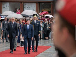 Nicușor Dan, invitat de onoare la un eveniment monden. Zeci de români l-au întâmpinat la deschidere