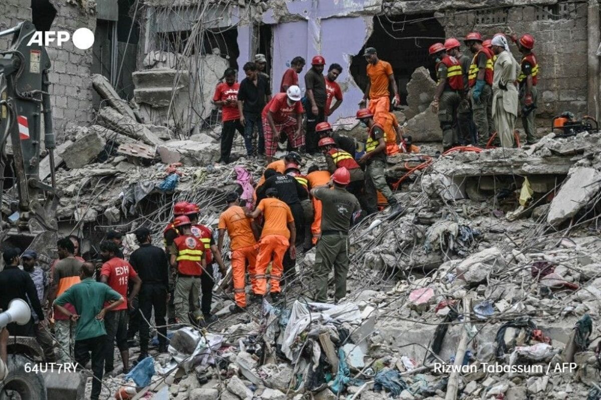 Dezastru în Pakistan. Douăzeci şi şapte de morţi în urma surpării unui bloc din Karachi