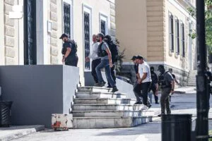 Primele imagini cu Plahotniuc în fața instanței din Grecia. Purta vestă antiglonț. Video