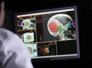Viață după un diagnostic terminal. Bărbatul căruia imunoterapia i-a salvat creierul