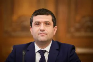 Și ministrul Economiei și Turismului fuge de litoralul românesc