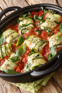 Rulouri de dovlecei cu mozzarella, rețeta verii. Cum se prepară