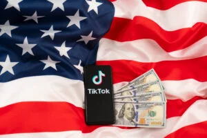 Trump forțează cumpărarea TikTok. De ce a schimbat strategia lui Biden