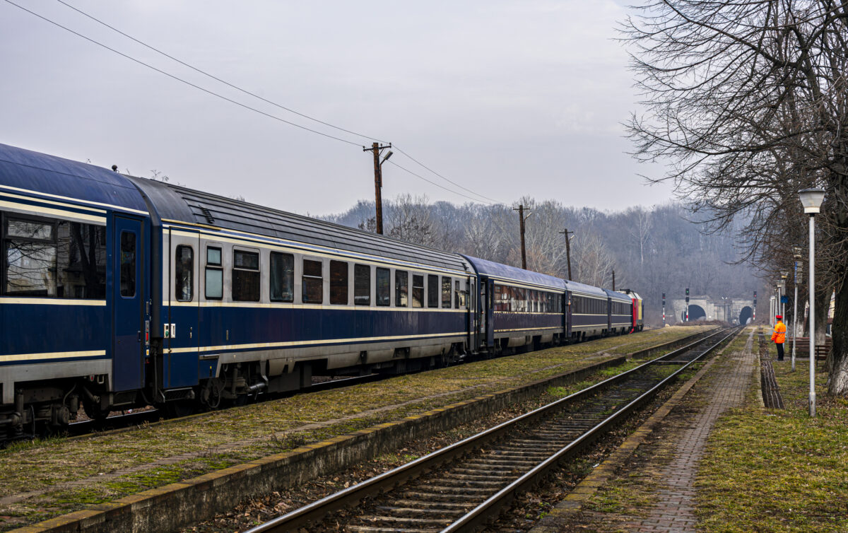 Doi tineri s-au electrocutat după ce s-au urcat pe un tren