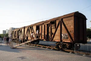 „Teroarea are chip și nume.” O expoziție din centrul Chișinăului readuce în memoria colectivă victimele regimului sovietic