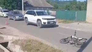 Primarul unui sat din Republica Moldova, acuzat că a lovit cu Jeep-ul un copil de 14 ani. Video