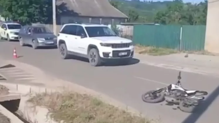 Primarul unui sat din Republica Moldova, acuzat că a lovit cu Jeep-ul un copil de 14 ani. Video