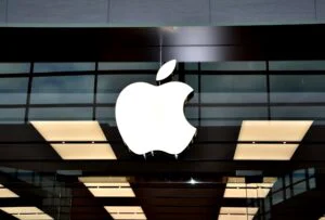 Apple se luptă cu Bruxelles-ul. Amendă record, contestată în instanță