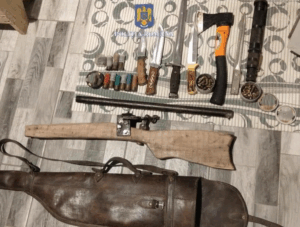 Arme, muniție, săgeți, trofee, ridicate de polițiști din casele unor bihoreni
