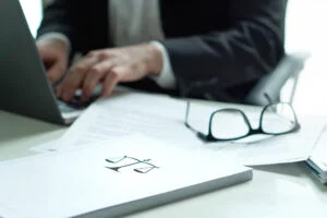 Facilități pentru persoanele implicate în procese: servicii juridice plătite în rate prin cardul Star BT