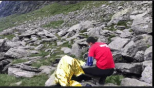 Cadavru în descompunere, în Munții Maramureșului. Pe ruta pe care ucrainenii fug de război