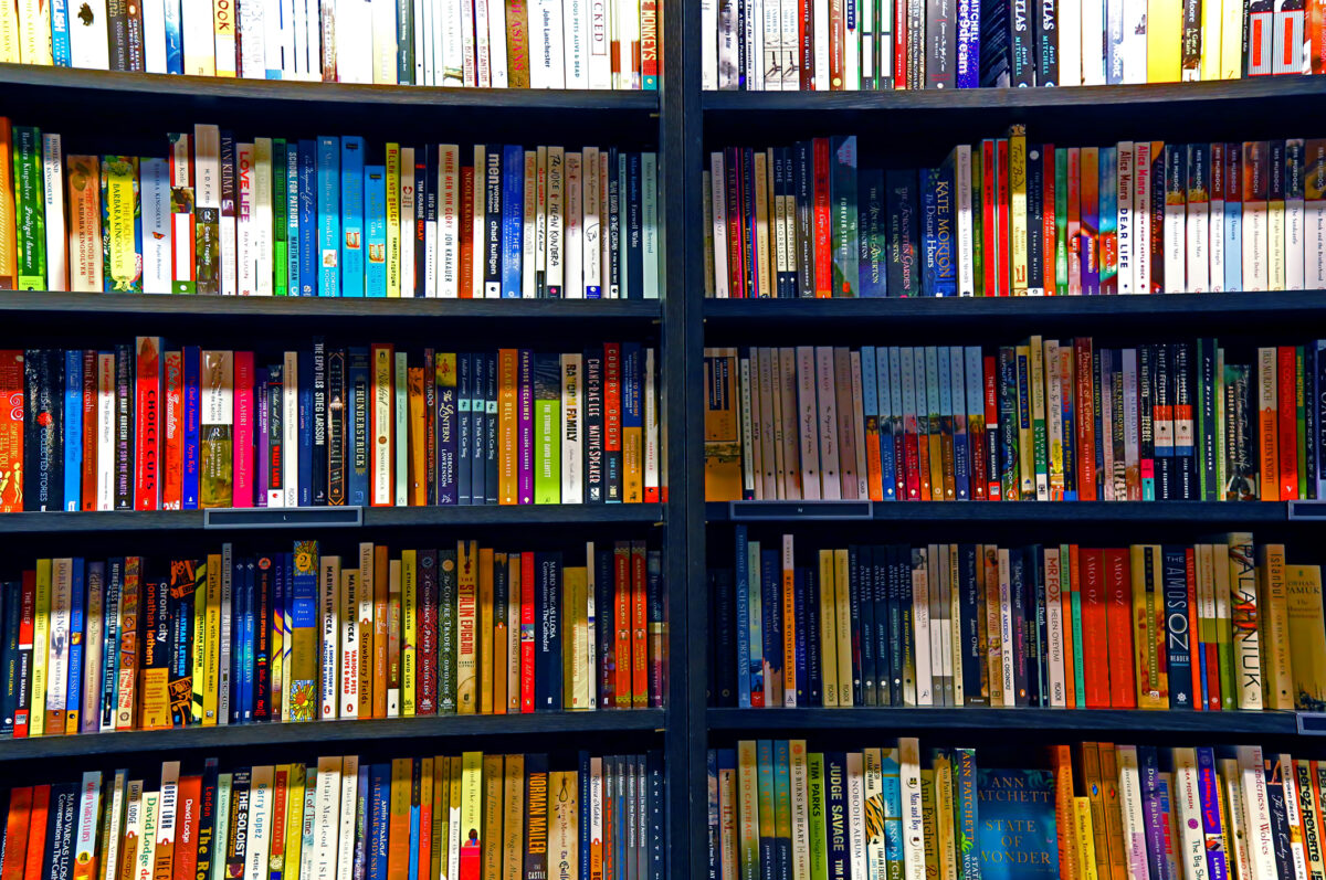 Curățenia în bibliotecă. Reguli esențiale pentru un spațiu de lectură impecabil