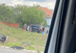 Grav accident pe DN 76. Un autoturism a intrat în curtea unei case
