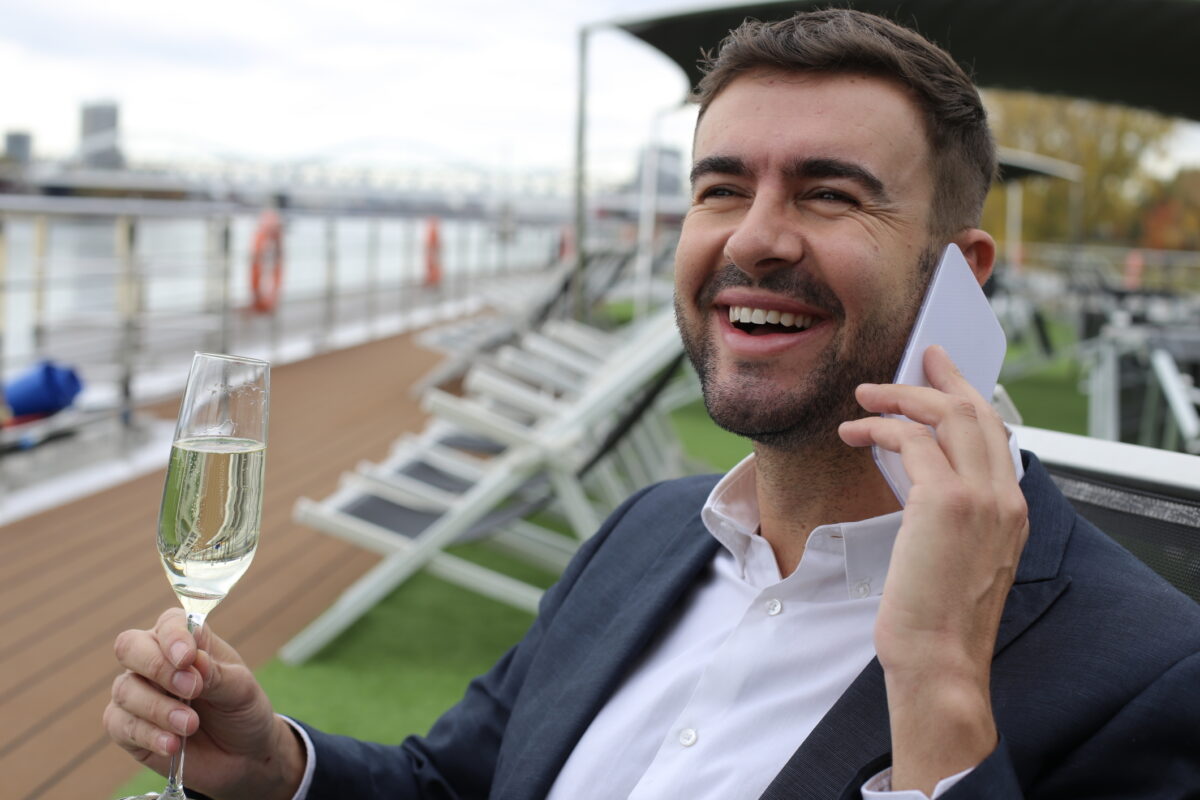 Gestul care te poate costa sute de euro în vacanță. Avertisment ANCOM