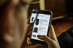 Capcanele cumpărăturilor online. Trucuri folosite de retaileri pentru a te determina să cumperi mai mult