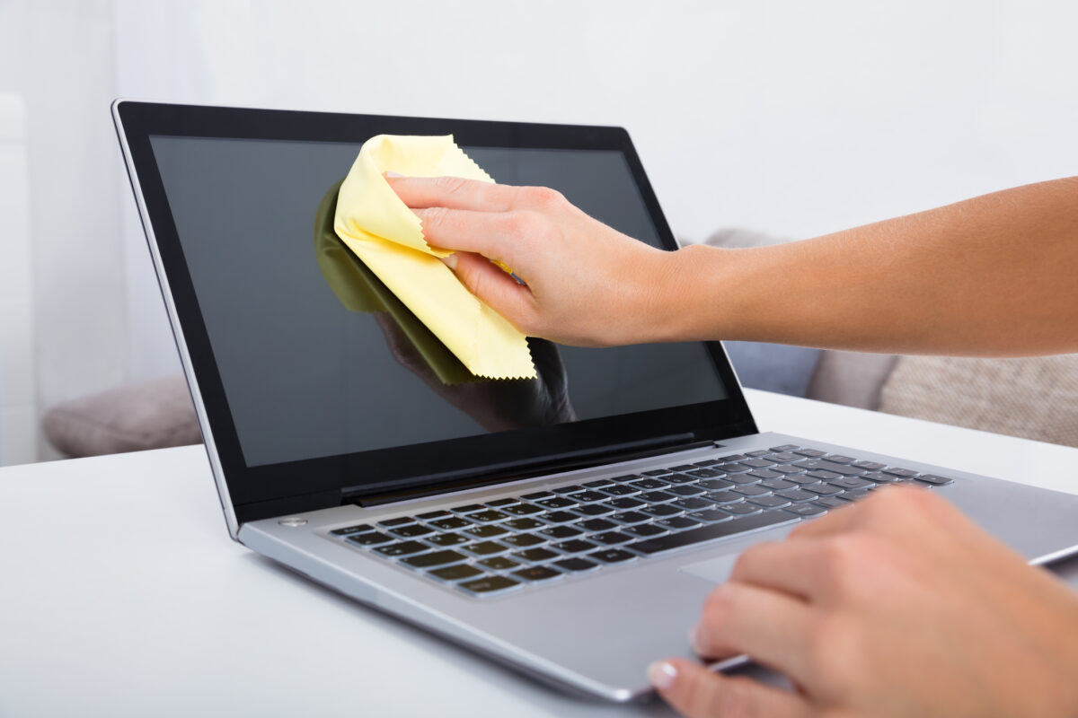 Curățarea laptopului, mai importantă decât crezi. Cum îți protejezi dispozitivul și sănătatea