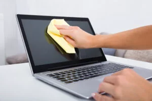 Curățarea laptopului, mai importantă decât crezi. Cum îți protejezi dispozitivul și sănătatea