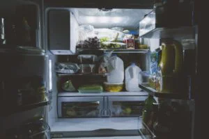 Greșeala pe care majoritatea oamenilor o fac. Alimentele care nu ar trebui depozitate pe ușa frigiderului