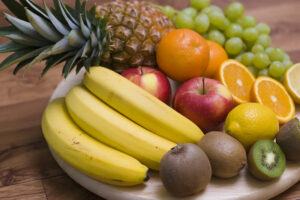 Fructul iubit de români, tot mai scump la rafturi. Cât costă să-l cumperi direct de la producător