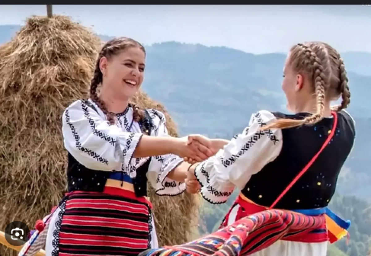 Mii de moți iau cu asalt Muntele Găina. Fermecați de legenda Crăiesei ce oferea ouă de aur îndrăgostiților