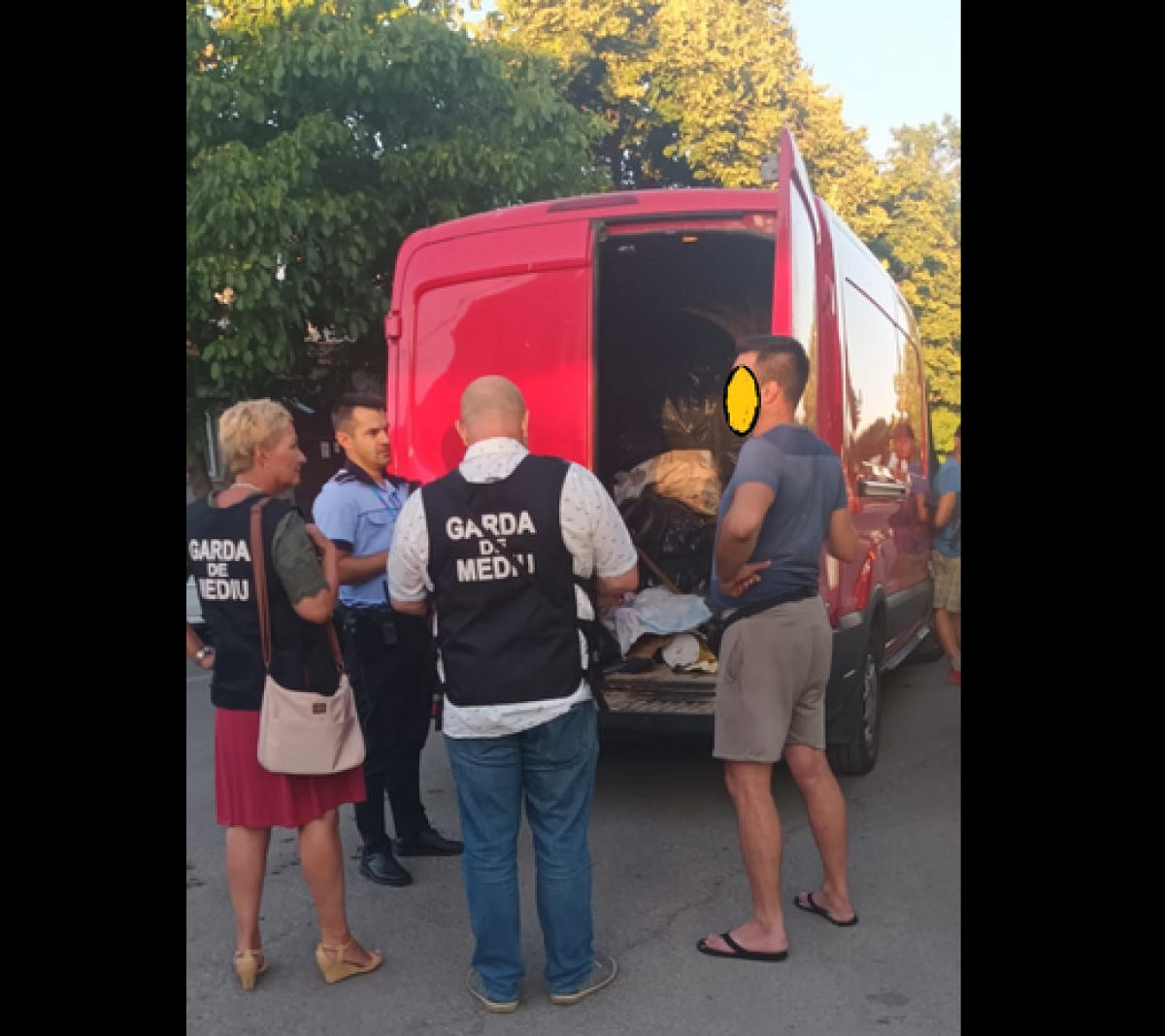 Flagrant în trafic. Deșeuri, transportate ilegal, în plină zi, prin Oradea