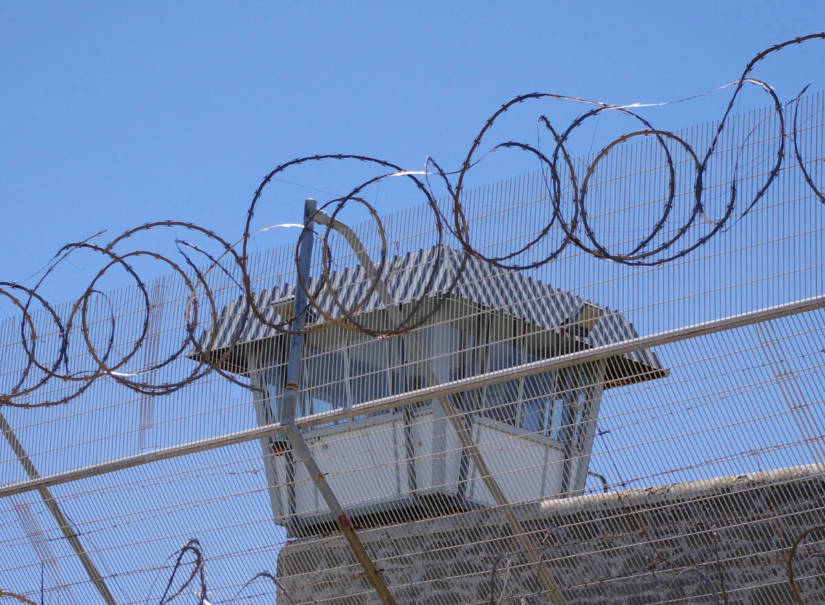 Șapte cetățeni moldoveni, în fața justiției la Paris după graffiti cu sicrie și mesaje despre Ucraina