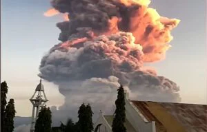 Coloane de foc și cenușă. Cel mai puternic episod vulcanic din Indonezia, după 2010