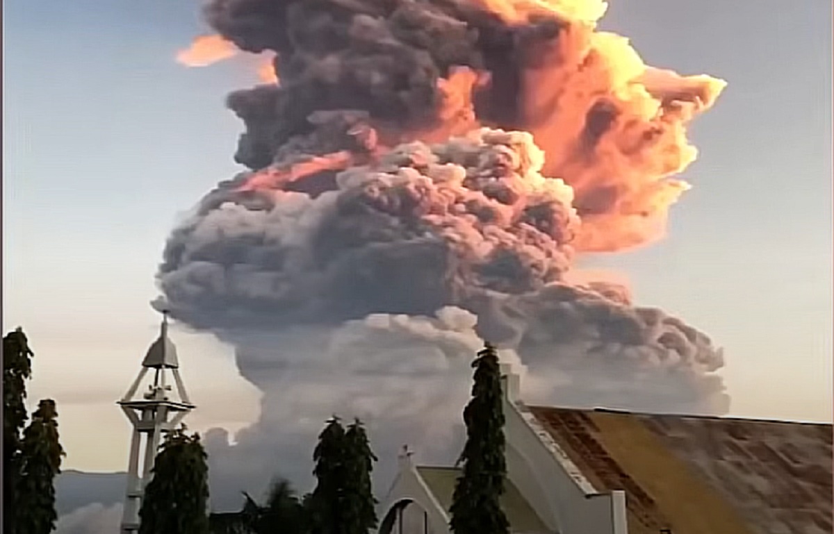 Coloane de foc și cenușă. Cel mai puternic episod vulcanic din Indonezia, după 2010