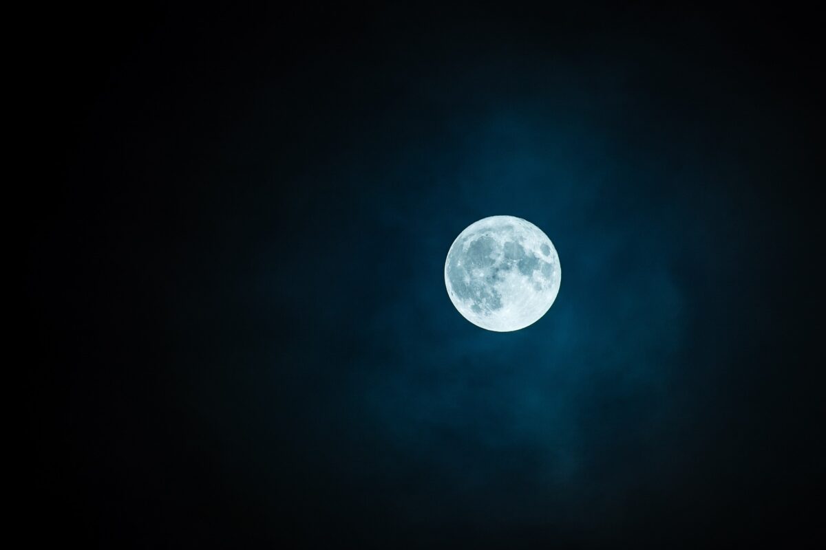 Luna se îndepărtează de Pământ. Acest fenomen ne afectează major