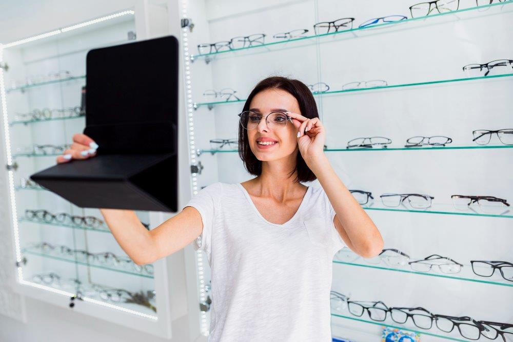 Rame din titan vs. plastic: Avantaje și dezavantaje pentru ochelari durabili și confortabili