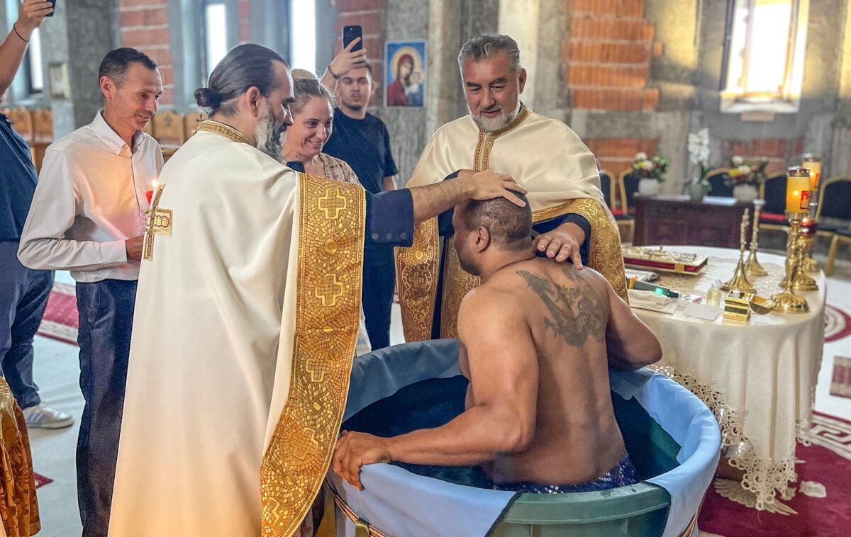 Kevin, devenit Gheorghe, în timpul Slujbei Sfântului Botez