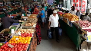Fructele devin un lux în piețele din Chișinău. Prețuri record din cauza secetei