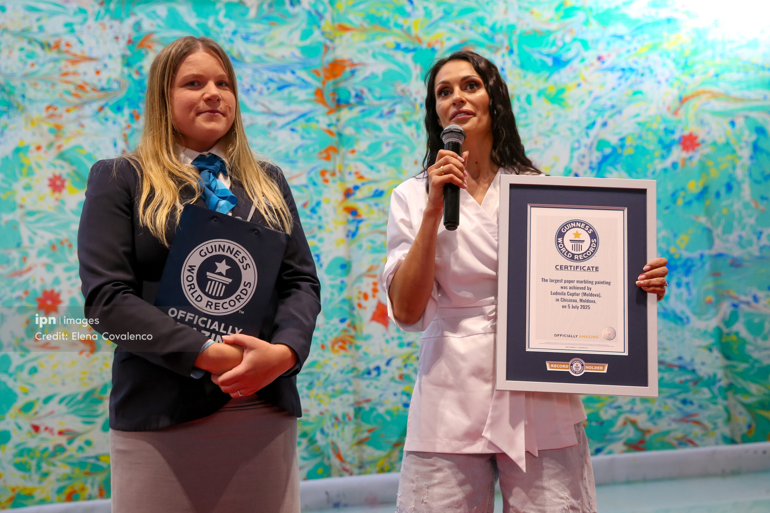 Record mondial de artă la Chișinău. Ludmila Cuptor a intrat în Cartea Recordurilor cu cea mai mare pictură Ebru