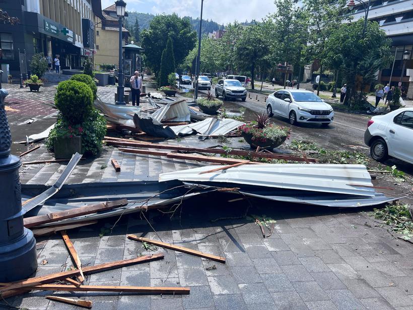 Furtună violentă în Sinaia. 14 persoane, între care 5 turiști israelieni, rănite pe Aleea Peleșului