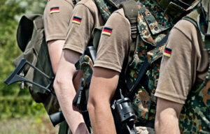 Germania își salvează economia cu armata și sperie Europa