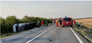 Cinci oameni, implicați într-un grav accident cu două autotrenuri și o mașină