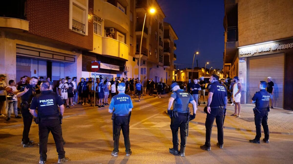 Sute de ultrași, printre care și români, au luat cu asalt localitatea Torre Pacheco. Oamenii s-au închis în case