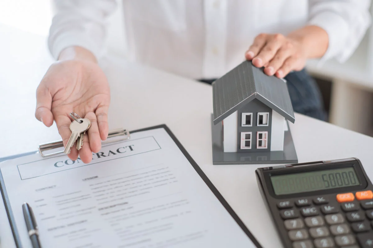 Străinii domină sectorul imobiliar. Cum ne afectează asta