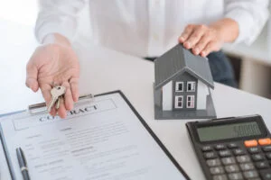 Străinii domină sectorul imobiliar. Cum ne afectează asta