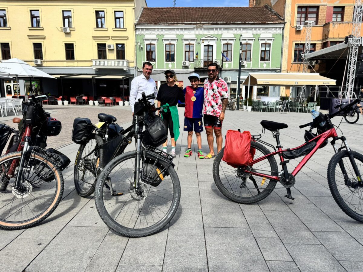 Peste 3.000 km pe bicicletă între Deva șiTenerife. Așteptați de primarul Lucian Rus