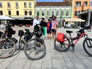 Peste 3.000 km pe bicicletă între Deva șiTenerife. Așteptați de primarul Lucian Rus